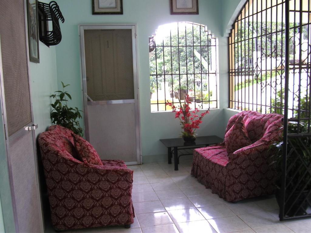 Royal Taal Inn Tagaytay City ภายนอก รูปภาพ