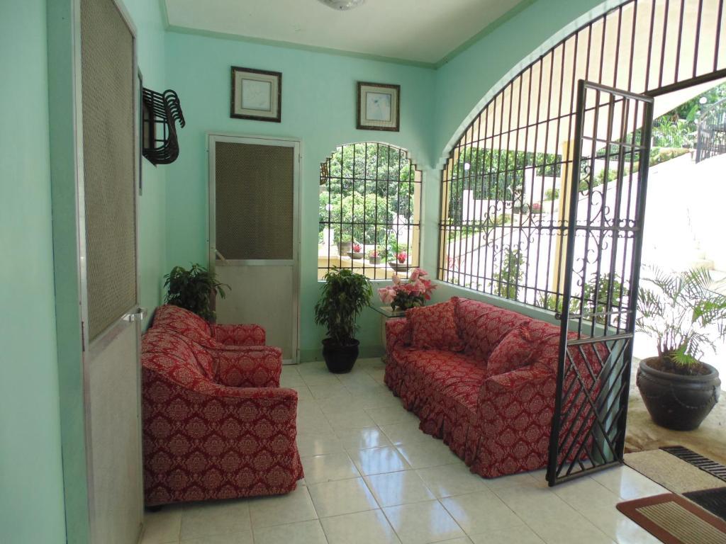 Royal Taal Inn Tagaytay City ภายนอก รูปภาพ