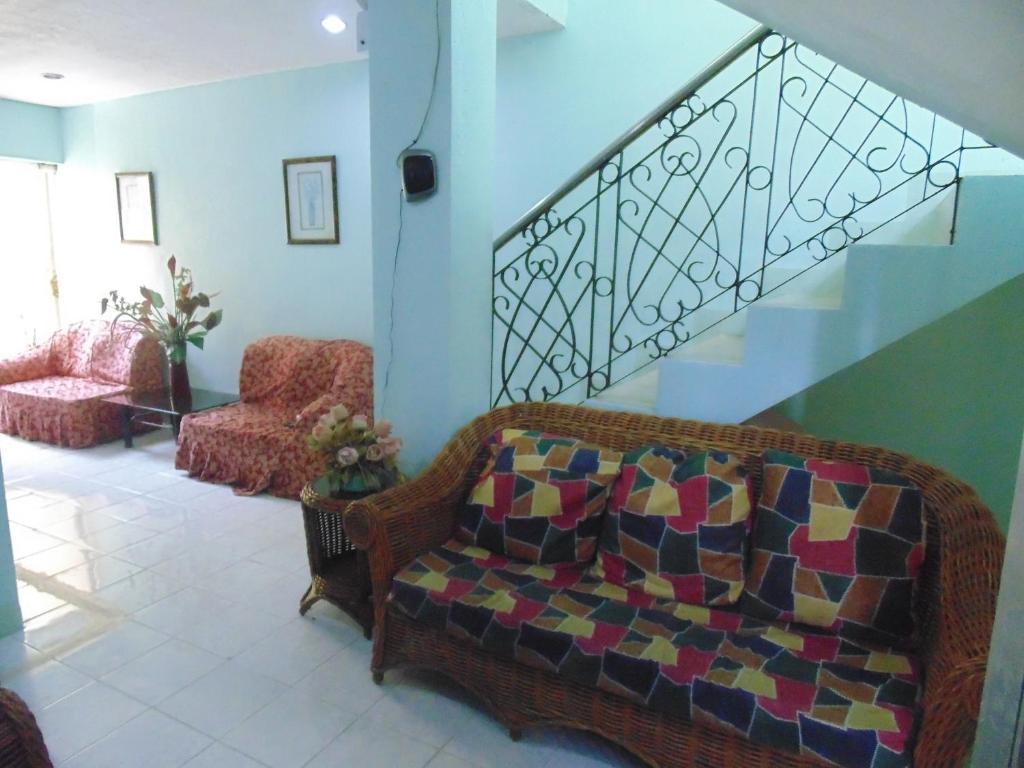 Royal Taal Inn Tagaytay City ภายนอก รูปภาพ