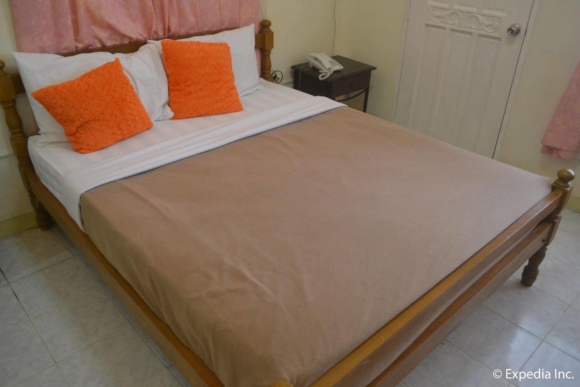Royal Taal Inn Tagaytay City ภายนอก รูปภาพ