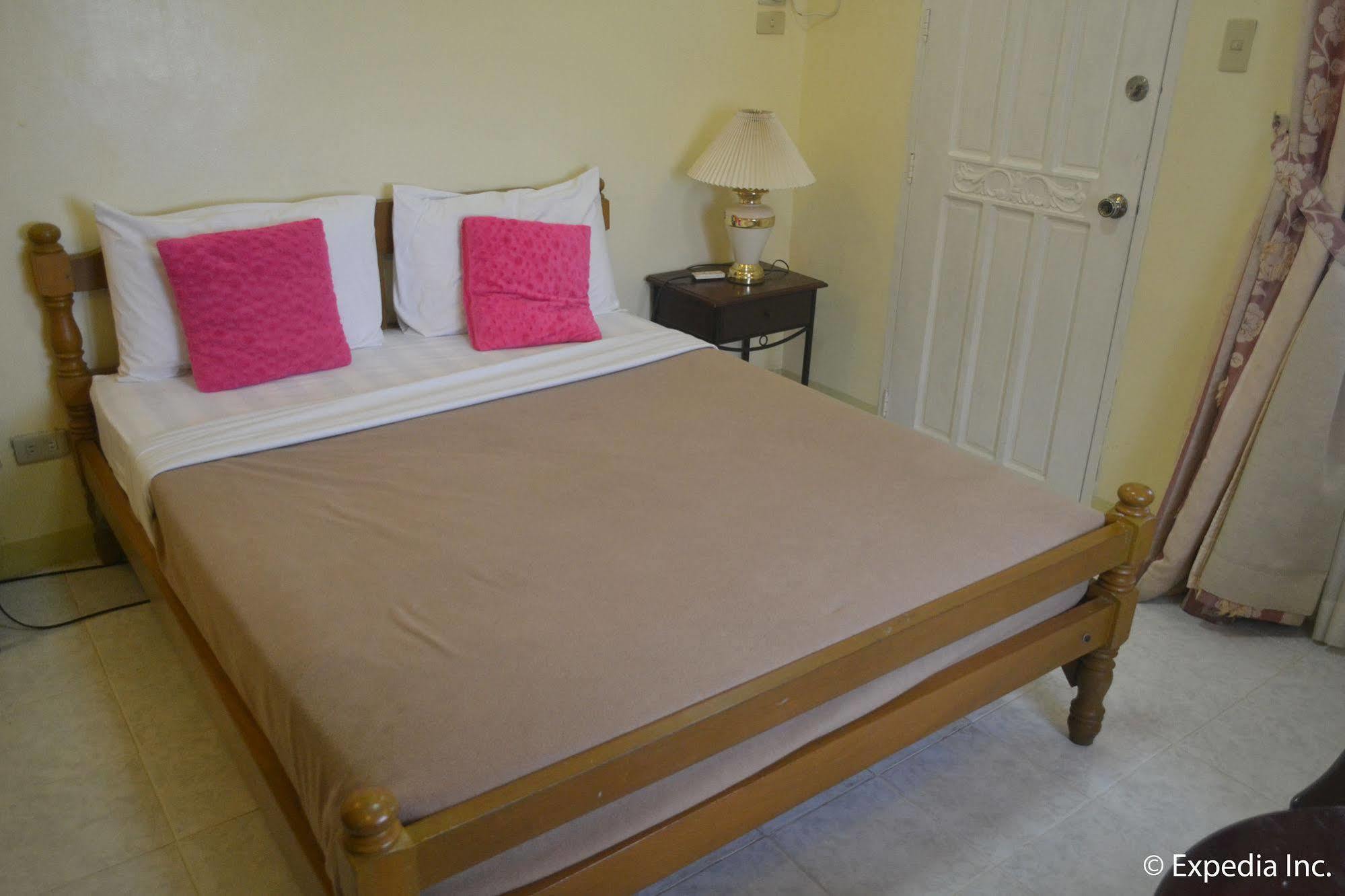 Royal Taal Inn Tagaytay City ภายนอก รูปภาพ