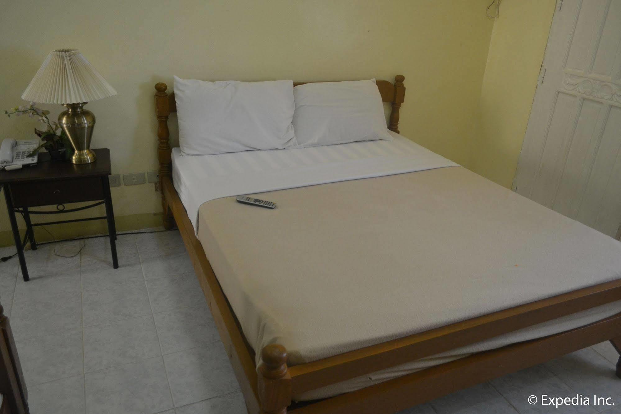Royal Taal Inn Tagaytay City ภายนอก รูปภาพ